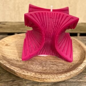 Bougie orange épicée sur petit plateau bambou