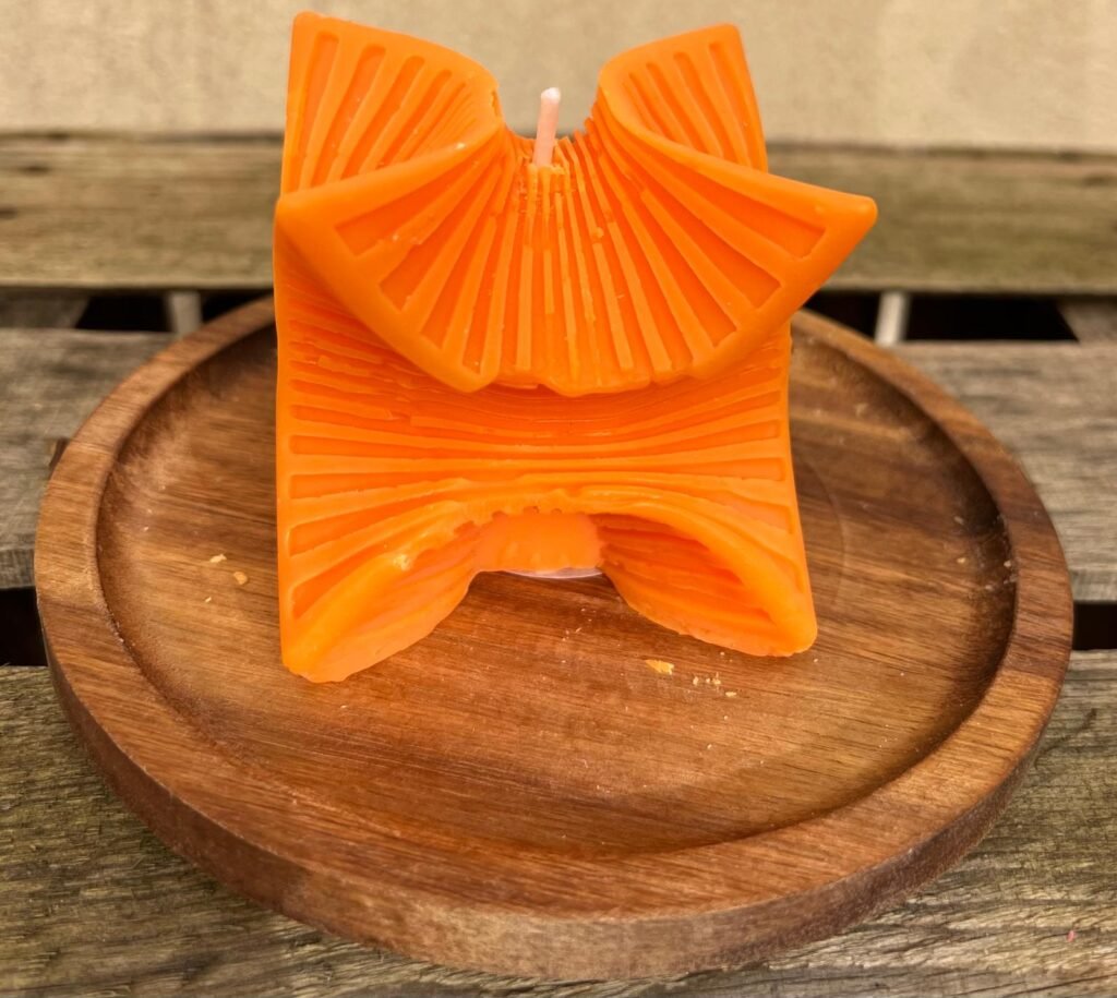 Bougie fleur de cerisier sur petit plateau bambou