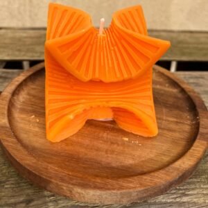 Bougie fleur de cerisier sur petit plateau bambou