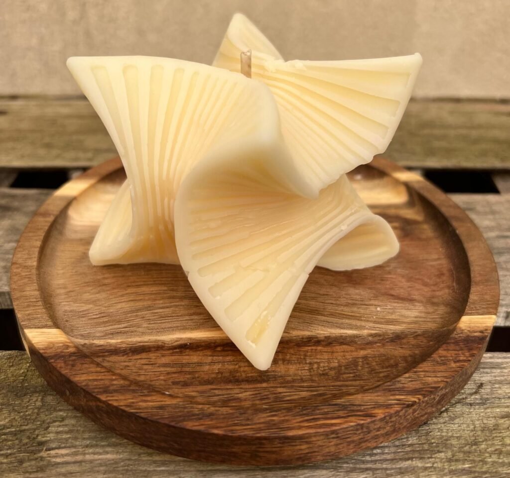 Bougie nougat blanc sur petit plateau bambou