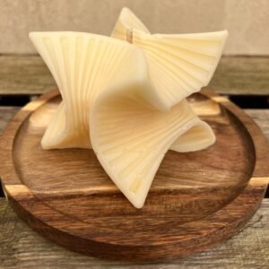 Bougie nougat blanc sur petit plateau bambou